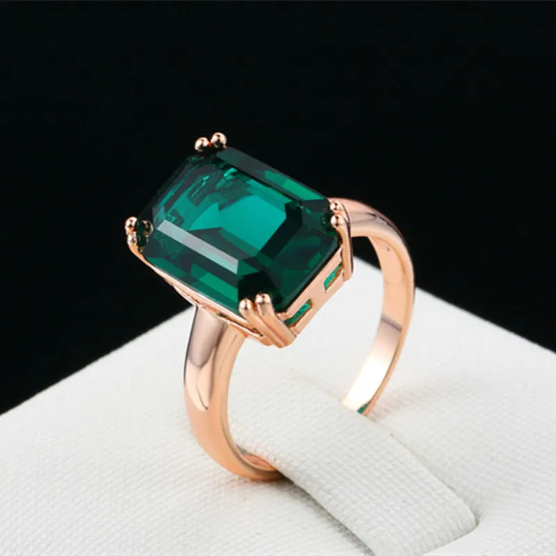 Vintage Rose Gold Ring with Emerald Green Stone – Elegant Bridal Jewelry
