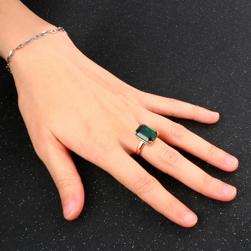 Vintage Rose Gold Ring with Emerald Green Stone – Elegant Bridal Jewelry