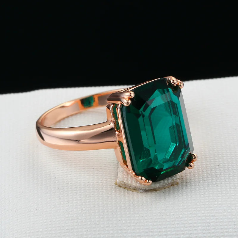 Vintage Rose Gold Ring with Emerald Green Stone – Elegant Bridal Jewelry